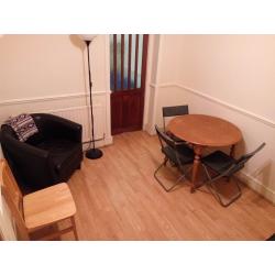 GREAT DOUBLE ROOM IN TURNPIKE LANE/MANOR HOUSE - LIVING ROOM & GARDEN