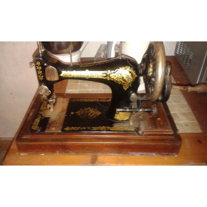 Singer Sewing machine! VINTAGE Serial no. V660148