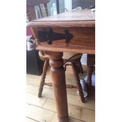 Lovely solid wood dinning table and 4 matching chairs