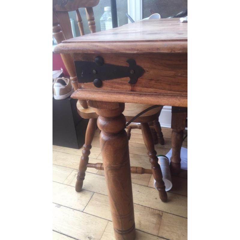 Lovely solid wood dinning table and 4 matching chairs
