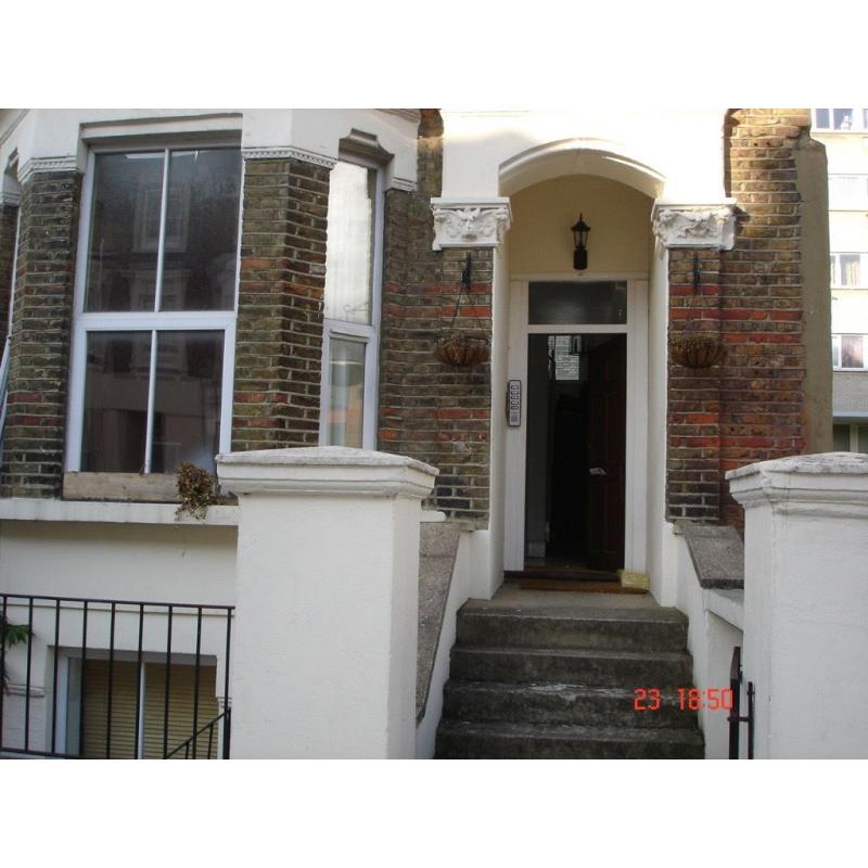 LARGE DOUBLE ROOM KILBURN NW6 ZONE 2 with Garden+Wifi+central location