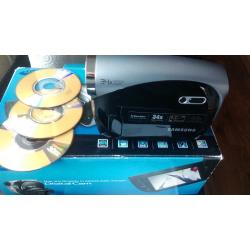 SAMSUNG DIGITAL CAMCORDER with 3 discs