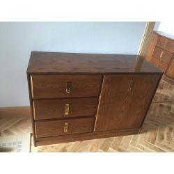 STAG DINING ROOM SUITE / EXTENDING TABLE / 6 CHAIRS / GLAZED DISPLAY CABINET / SIDEBOARD