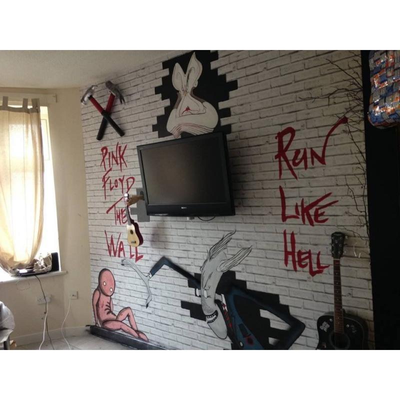 Decorator / Wallpaper Hanger available. All Glasgow areas covered. Fantastic rates.