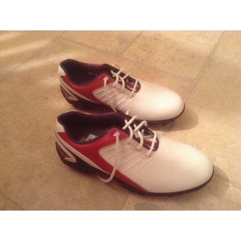 CHILDRENS GOLF SHOES SIZE 4
