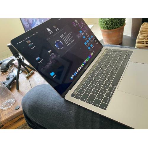 MacBook Pro 13inch 2018 512gbs i5 2.3Ghz perfect condition