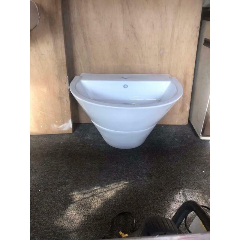 Freestanding wash hand basin