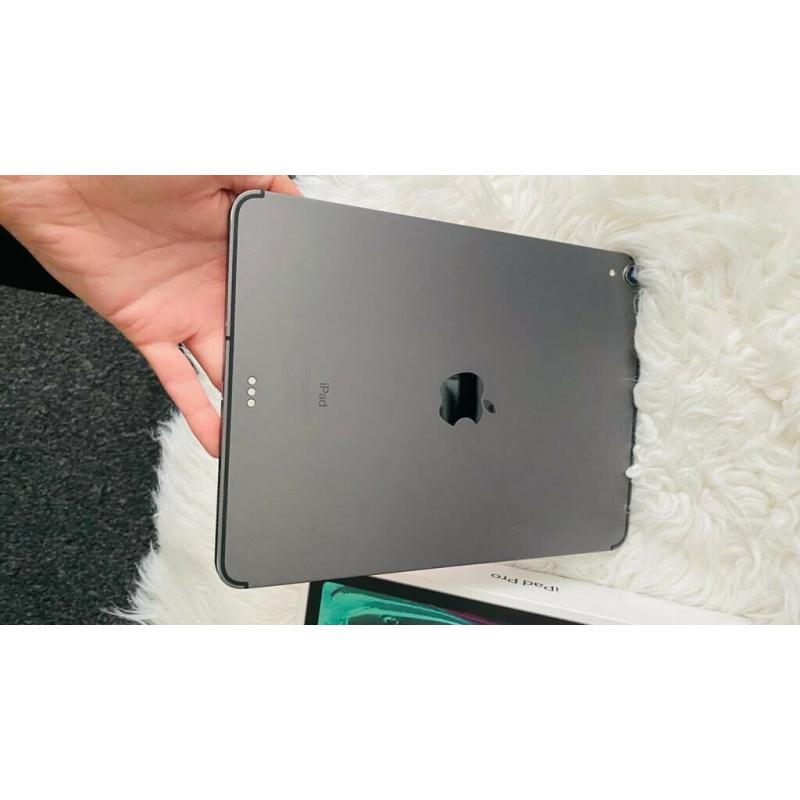 IPad Pro 11 WiFi+cellular keyboard and smart folio case