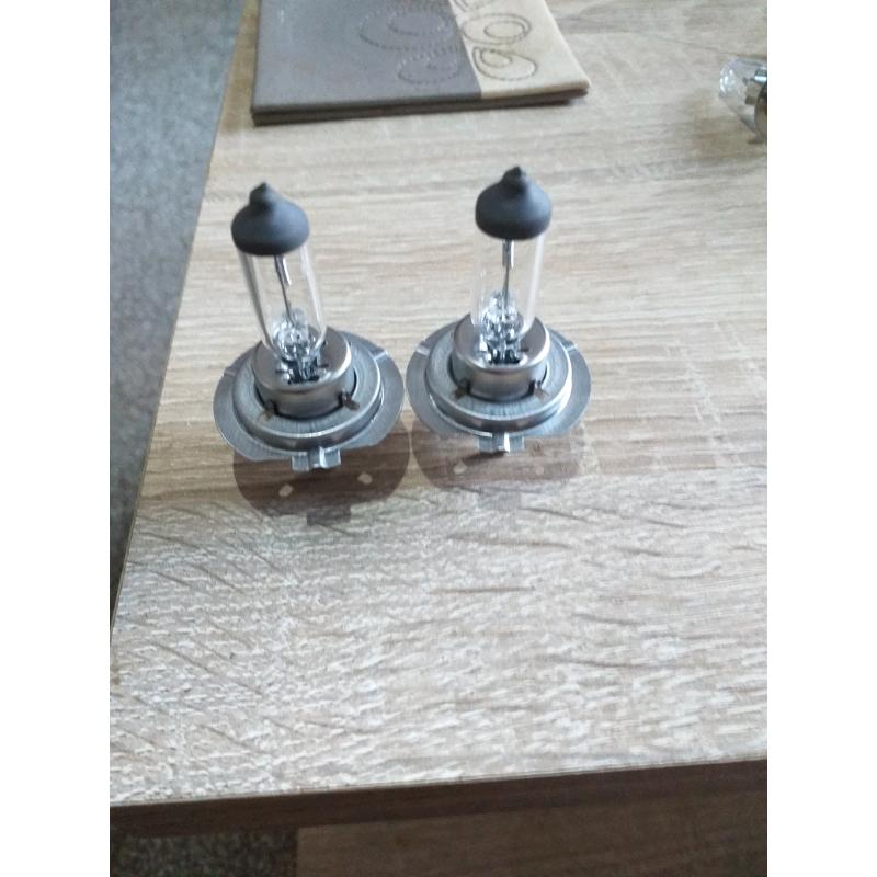 A pair of new good quality H7 12-volt 80 watt headlight bulb