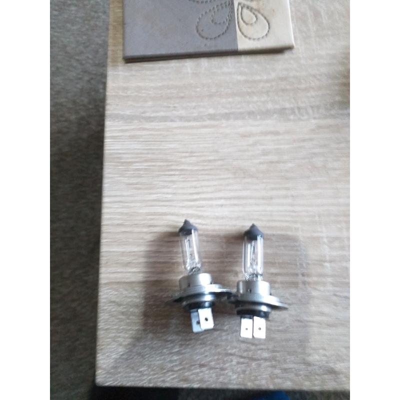 A pair of new good quality H7 12-volt 80 watt headlight bulb