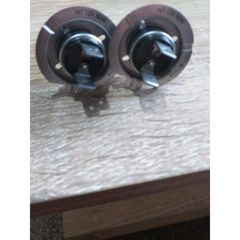 A pair of new good quality H7 12-volt 80 watt headlight bulb