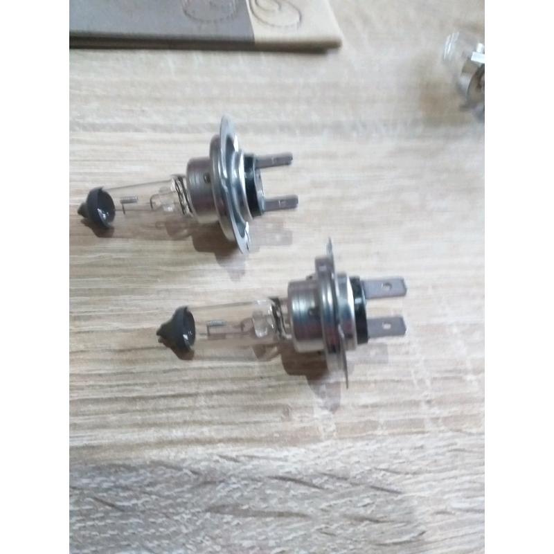 A pair of new good quality H7 12-volt 80 watt headlight bulb