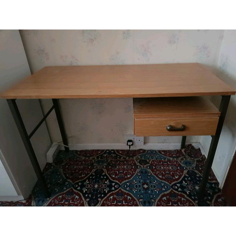 Small wooden desk with 1 drawer