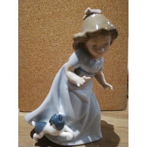 Nao / Lladro girl playing with a puppy figurine