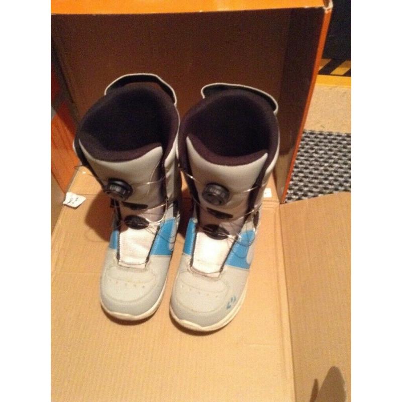 Snowboard boots