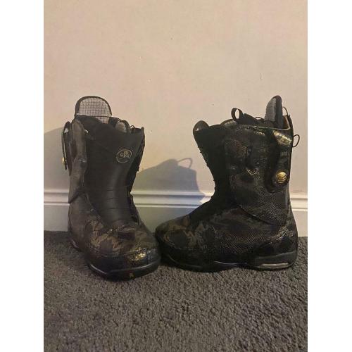 Burton modern snowboard boots size 5