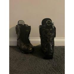 Burton modern snowboard boots size 5