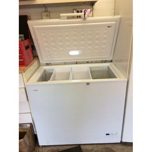 MEDIUM SIZE LOGIK (200L) CHEST FREEZER IN EXCELLENT WORKING CONDITION