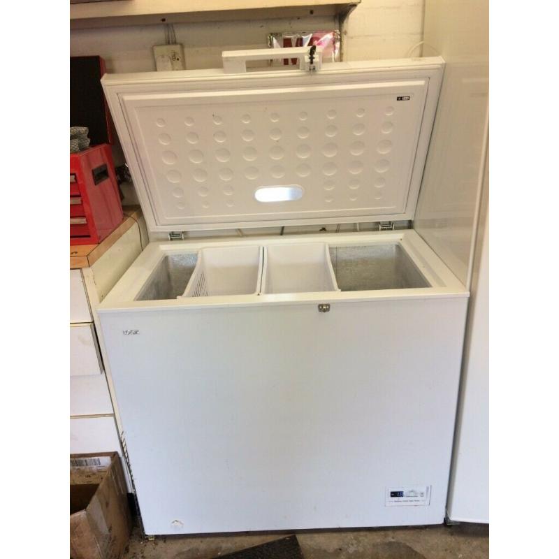 MEDIUM SIZE LOGIK (200L) CHEST FREEZER IN EXCELLENT WORKING CONDITION