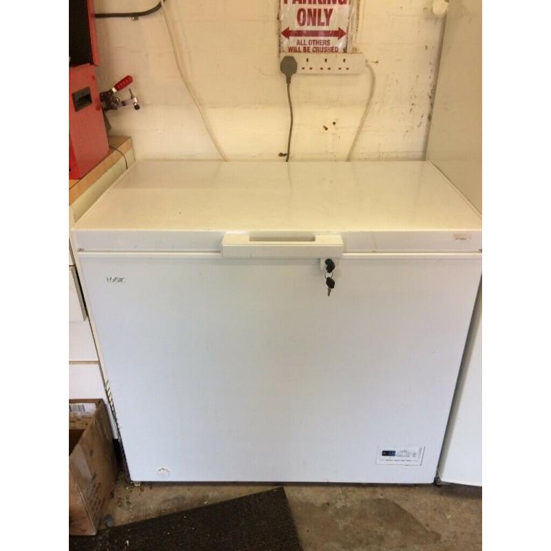 MEDIUM SIZE LOGIK (200L) CHEST FREEZER IN EXCELLENT WORKING CONDITION
