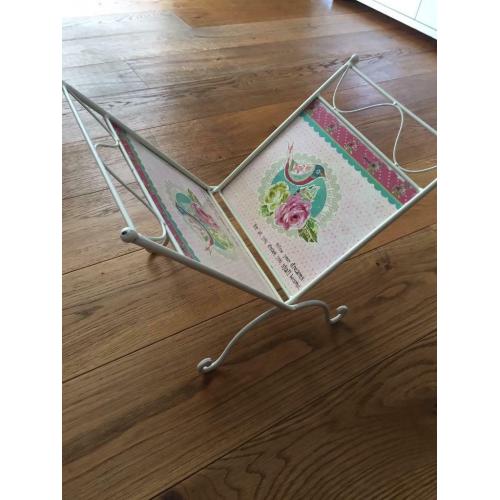 Rack for magazines and newspapers
