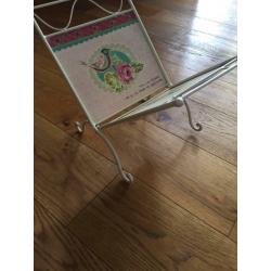 Rack for magazines and newspapers
