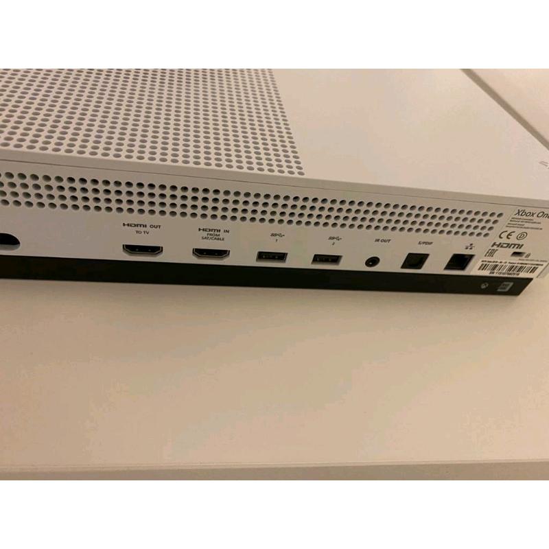 XBOX 1 like new with box