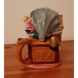 Collector's Novelty Teapot - Antique Style Gramophone