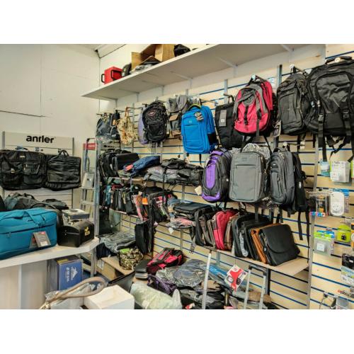 LAST MINUTE CHRISTMAS GIFT SHOPPING PRESENT CLOSING DOWN SALE DISCOUNT LEATHER BAGS MENS WOMENS