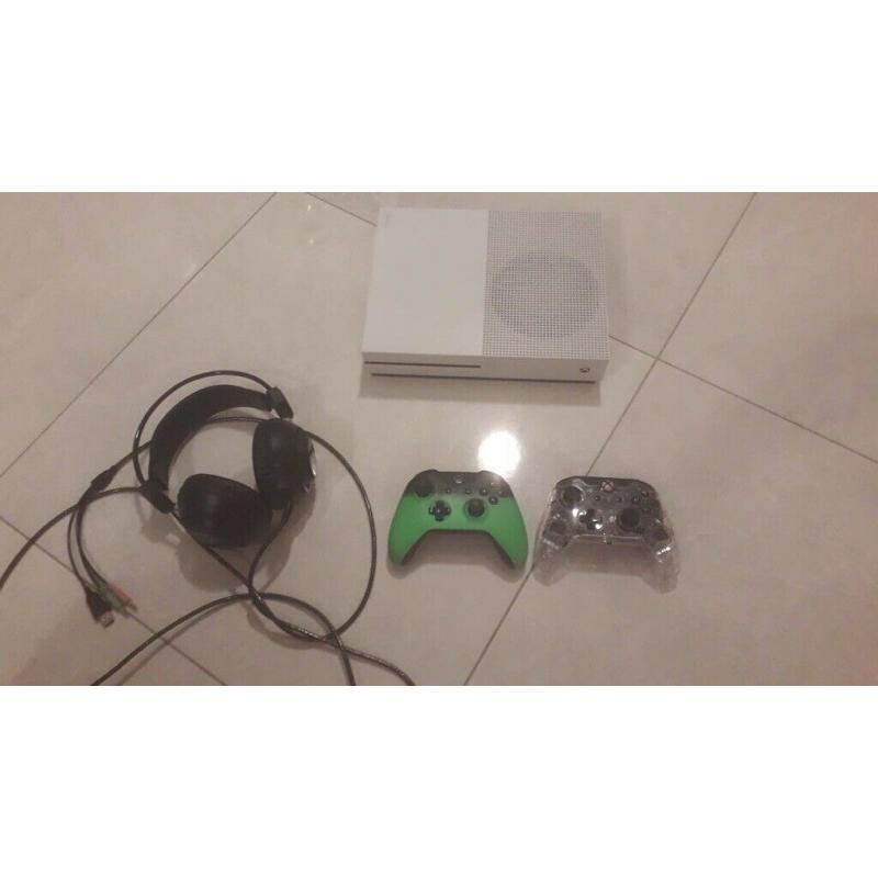 XBox Xbox S Full bundle inc console games h-phones 2x Controllers Ideal for Christmas Only ?200